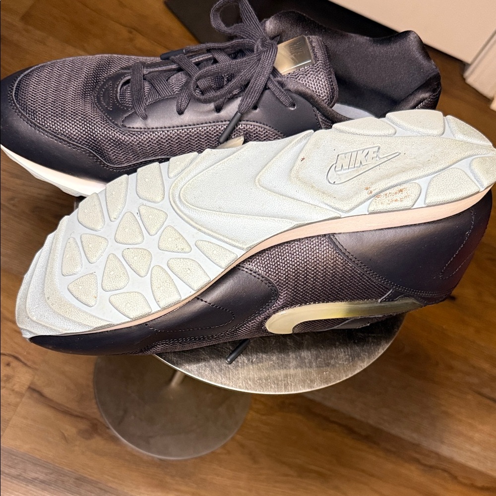 Nike Black and White Athletic Shoes - Picture 14 of 15
